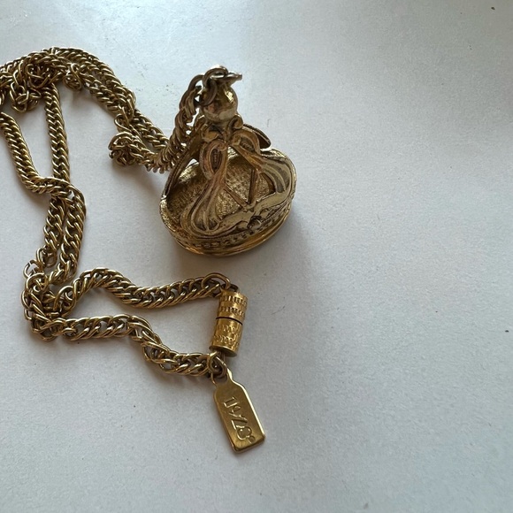 Vintage style 1928 Gold tone Locket Necklace - Picture 2 of 2